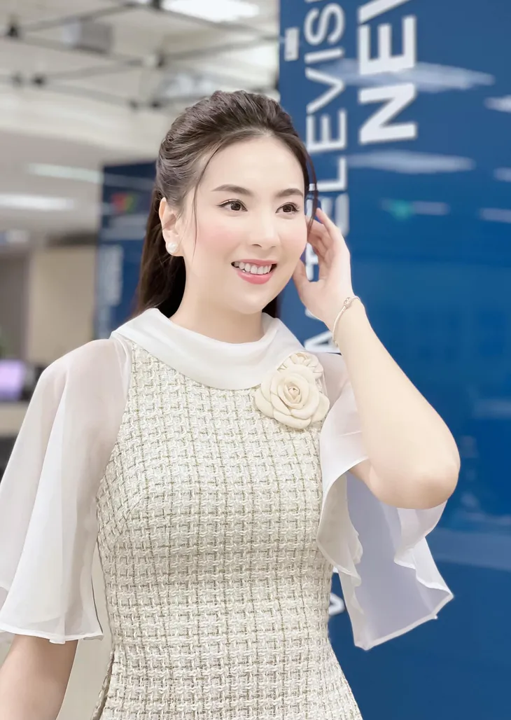 Những tà áo dài đón Xuân được các BTV diện trên sóng - Ảnh 13. Những tà áo dài đón Xuân được các BTV diện trên sóng - Ảnh 13.