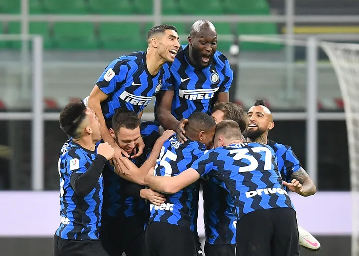 Inter Milan 2-1 AC Milan: Chiếc thẻ đỏ tai hại của Ibrahimovic - Ảnh 3. Inter Milan 2-1 AC Milan: Chiếc thẻ đỏ tai hại của Ibrahimovic - Ảnh 3.