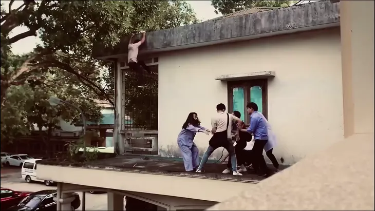 Hướng dương ngược nắng: Hậu trường pha giải cứu nghẹt thở của Doãn Quốc Đam - Ảnh 3. Hướng dương ngược nắng: Hậu trường pha giải cứu nghẹt thở của Doãn Quốc Đam - Ảnh 3.