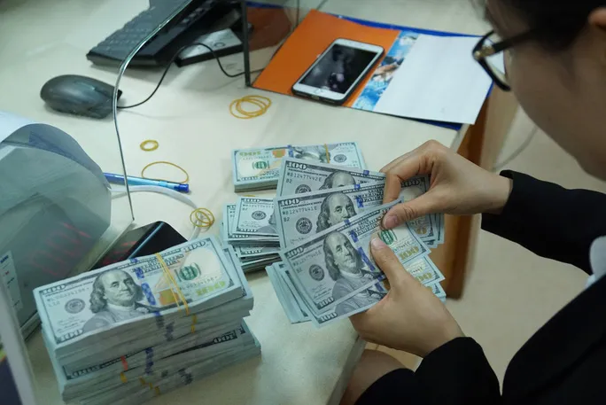 Giá USD tự do “giảm nhiệt” - Ảnh 1. Giá USD tự do “giảm nhiệt” - Ảnh 1.
