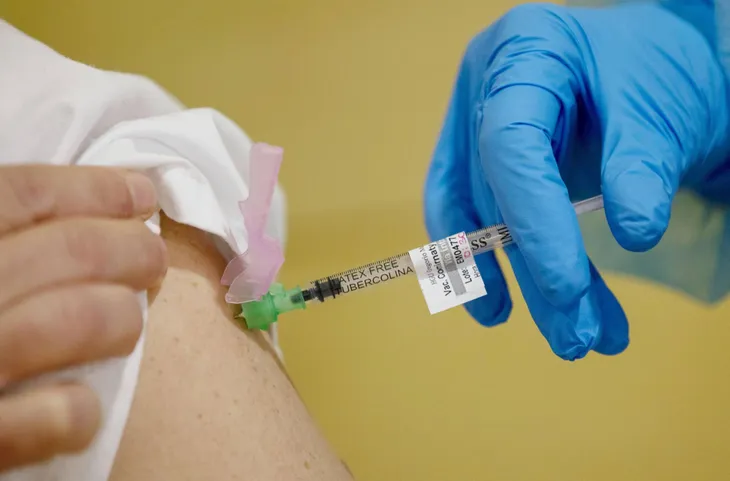 Nhật Bản diễn tập tiêm vaccine phòng dịch COVID-19 - Ảnh 1. Nhật Bản diễn tập tiêm vaccine phòng dịch COVID-19 - Ảnh 1.