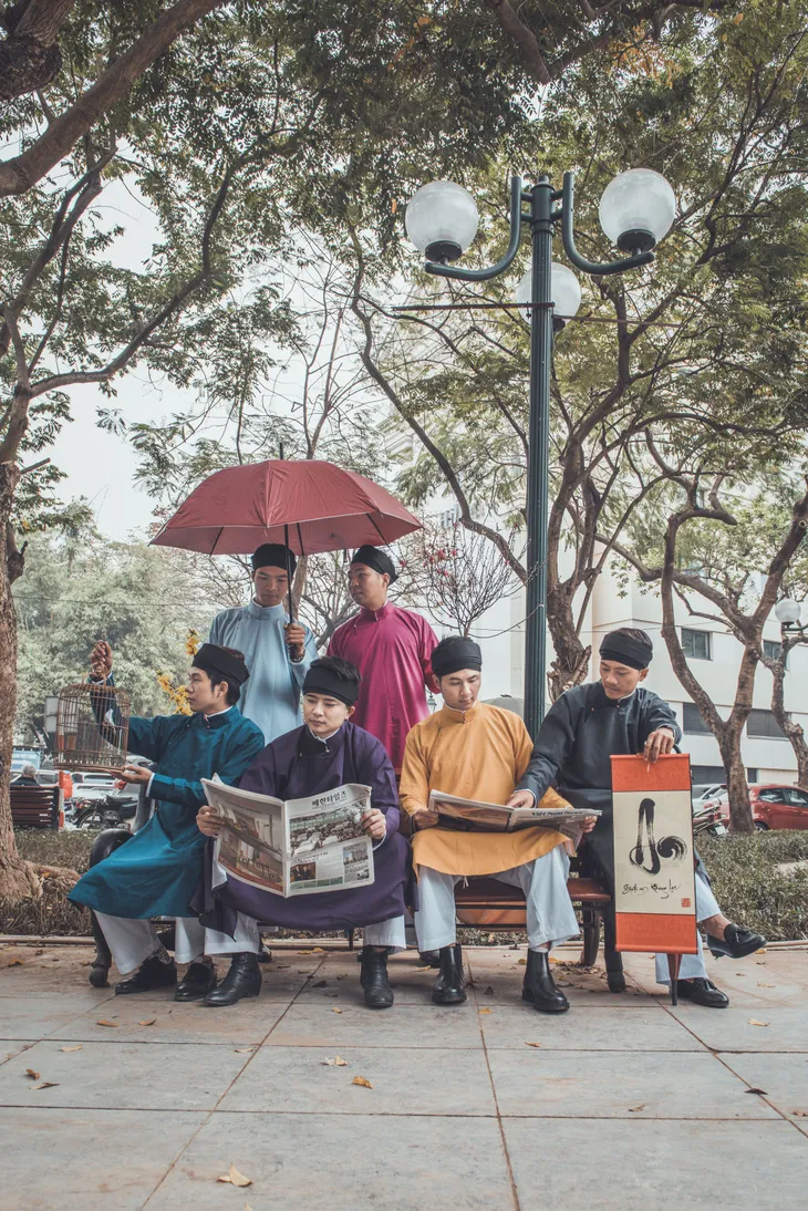 Dàn hotboy diện áo dài ngũ thân tản bộ phố Hà Nội - Ảnh 1. Dàn hotboy diện áo dài ngũ thân tản bộ phố Hà Nội - Ảnh 1.