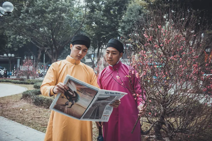 Dàn hotboy diện áo dài ngũ thân tản bộ phố Hà Nội - Ảnh 2. Dàn hotboy diện áo dài ngũ thân tản bộ phố Hà Nội - Ảnh 2.