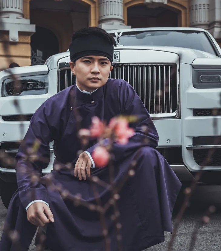 Dàn hotboy diện áo dài ngũ thân tản bộ phố Hà Nội - Ảnh 5. Dàn hotboy diện áo dài ngũ thân tản bộ phố Hà Nội - Ảnh 5.