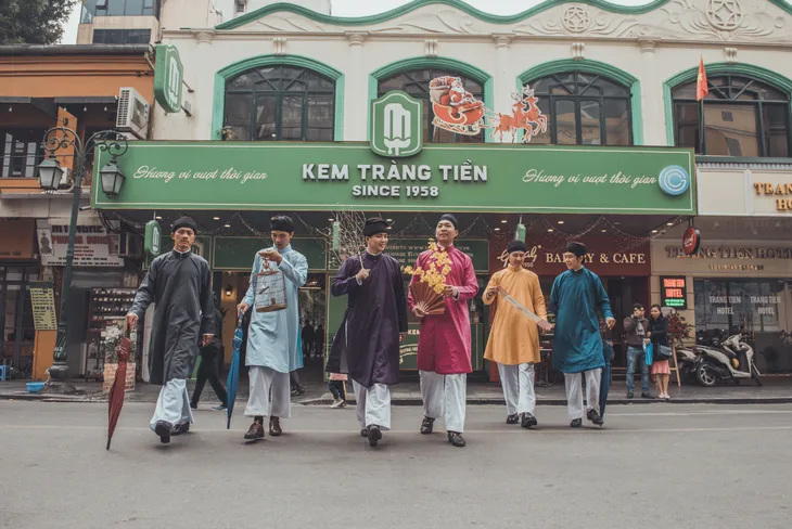 Dàn hotboy diện áo dài ngũ thân tản bộ phố Hà Nội - Ảnh 6. Dàn hotboy diện áo dài ngũ thân tản bộ phố Hà Nội - Ảnh 6.
