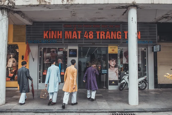Dàn hotboy diện áo dài ngũ thân tản bộ phố Hà Nội - Ảnh 7. Dàn hotboy diện áo dài ngũ thân tản bộ phố Hà Nội - Ảnh 7.