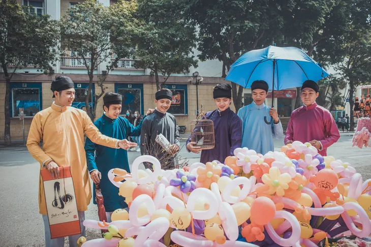 Dàn hotboy diện áo dài ngũ thân tản bộ phố Hà Nội - Ảnh 11. Dàn hotboy diện áo dài ngũ thân tản bộ phố Hà Nội - Ảnh 11.
