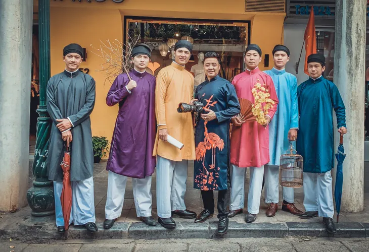 Dàn hotboy diện áo dài ngũ thân tản bộ phố Hà Nội - Ảnh 16. Dàn hotboy diện áo dài ngũ thân tản bộ phố Hà Nội - Ảnh 16.