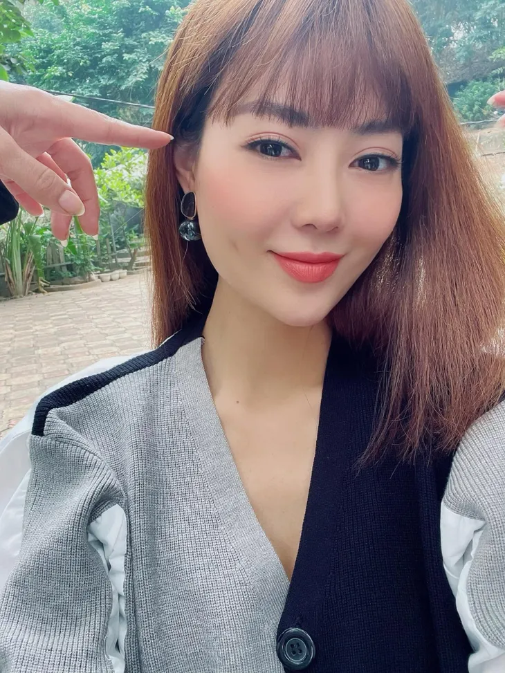 Thanh Hương, Huyền Thạch nhí nhố hậu trường phim Mùa hoa tìm lại - Ảnh 8. Thanh Hương, Huyền Thạch nhí nhố hậu trường phim Mùa hoa tìm lại - Ảnh 8.