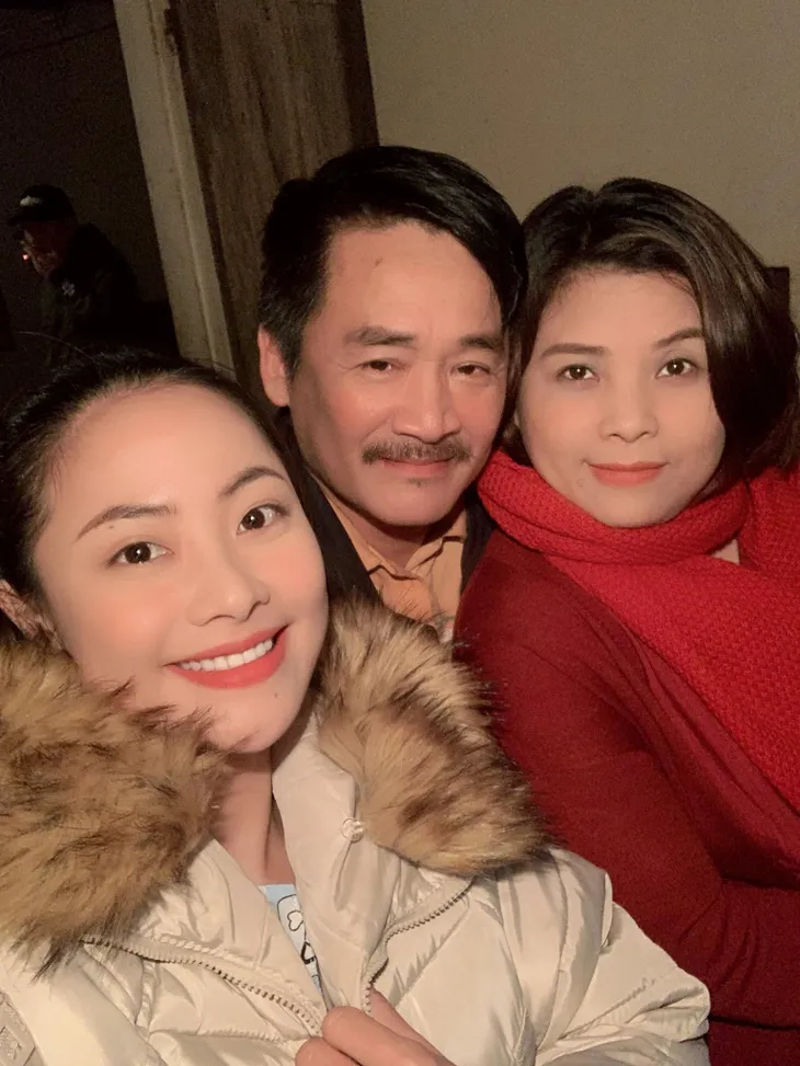 Thanh Hương, Huyền Thạch nhí nhố hậu trường phim Mùa hoa tìm lại - Ảnh 3. Thanh Hương, Huyền Thạch nhí nhố hậu trường phim Mùa hoa tìm lại - Ảnh 3.