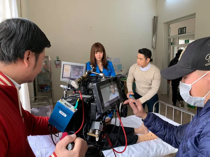 Thanh Hương, Huyền Thạch nhí nhố hậu trường phim Mùa hoa tìm lại - Ảnh 5. Thanh Hương, Huyền Thạch nhí nhố hậu trường phim Mùa hoa tìm lại - Ảnh 5.