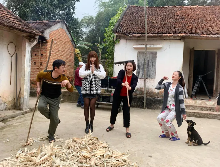 Thanh Hương, Huyền Thạch nhí nhố hậu trường phim Mùa hoa tìm lại - Ảnh 1. Thanh Hương, Huyền Thạch nhí nhố hậu trường phim Mùa hoa tìm lại - Ảnh 1.