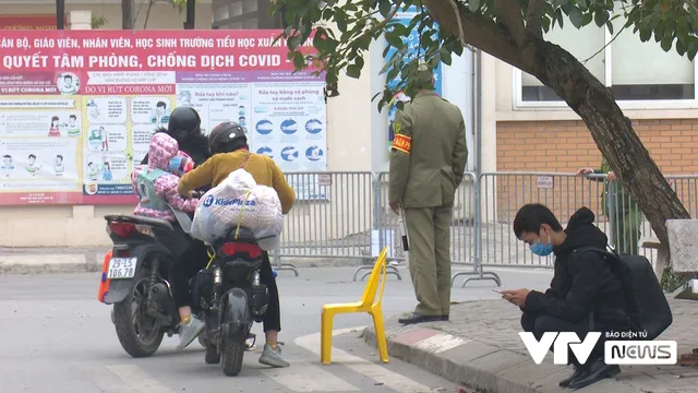 80 học sinh, giáo viên Tiểu học Xuân Phương cách ly tập trung tại trường - Ảnh 2. 80 học sinh, giáo viên Tiểu học Xuân Phương cách ly tập trung tại trường - Ảnh 2.