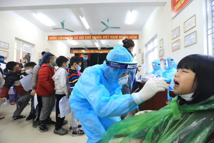 Cận cảnh lấy mẫu xét nghiệm COVID-19 toàn trường Tiểu học Xuân Phương - Ảnh 4. Cận cảnh lấy mẫu xét nghiệm COVID-19 toàn trường Tiểu học Xuân Phương - Ảnh 4.