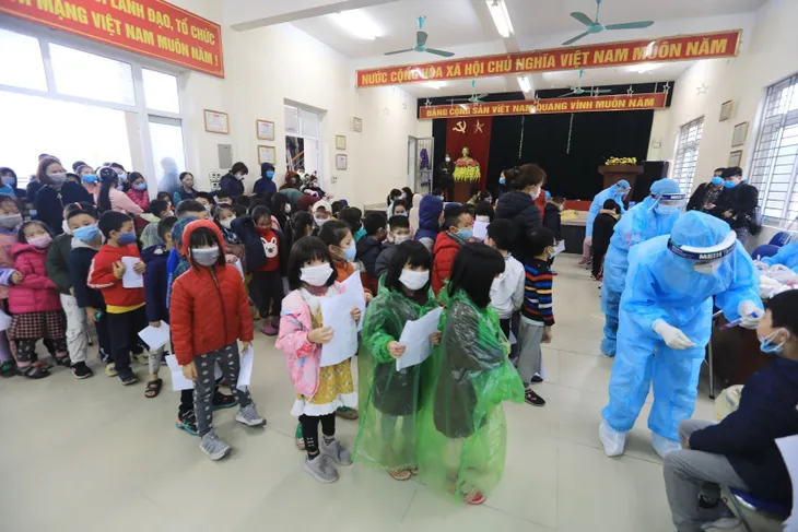 Cận cảnh lấy mẫu xét nghiệm COVID-19 toàn trường Tiểu học Xuân Phương - Ảnh 2. Cận cảnh lấy mẫu xét nghiệm COVID-19 toàn trường Tiểu học Xuân Phương - Ảnh 2.