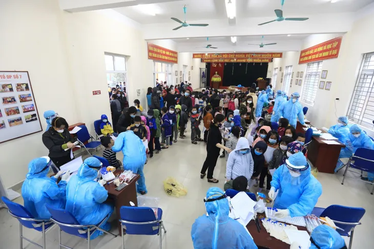 Cận cảnh lấy mẫu xét nghiệm COVID-19 toàn trường Tiểu học Xuân Phương - Ảnh 1. Cận cảnh lấy mẫu xét nghiệm COVID-19 toàn trường Tiểu học Xuân Phương - Ảnh 1.