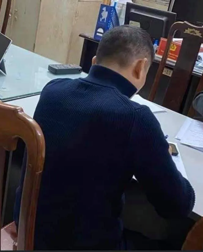 Tài xế hành hung người trên đường Khuất Duy Tiến khai gì tại cơ quan công an? - Ảnh 1. Tài xế hành hung người trên đường Khuất Duy Tiến khai gì tại cơ quan công an? - Ảnh 1.