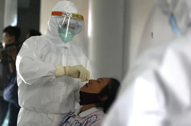 Indonesia bắt đầu phân phối vaccine ngừa COVID-19 trên toàn quốc - Ảnh 1. Indonesia bắt đầu phân phối vaccine ngừa COVID-19 trên toàn quốc - Ảnh 1.