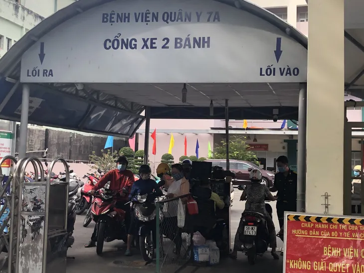 Một ca nghi mắc COVID-19 tại Bệnh viện Quân y 7A có kết quả âm tính lần 1 - Ảnh 2. Một ca nghi mắc COVID-19 tại Bệnh viện Quân y 7A có kết quả âm tính lần 1 - Ảnh 2.