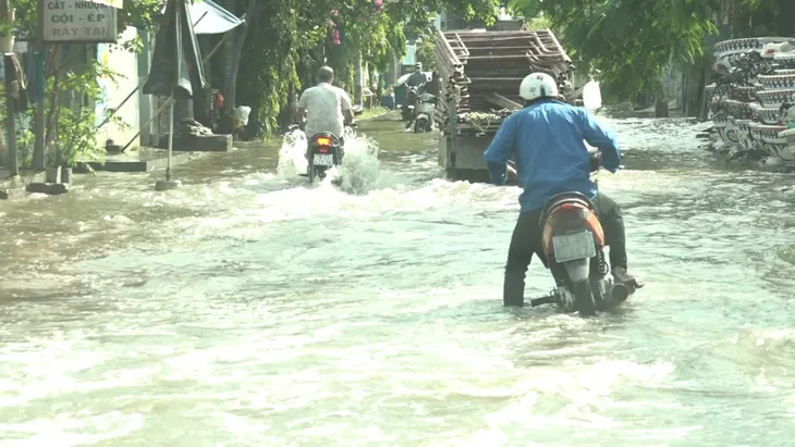 Trời không mưa, đường ở Thủ Đức vẫn ngập cả mét - Ảnh 1. Trời không mưa, đường ở Thủ Đức vẫn ngập cả mét - Ảnh 1.