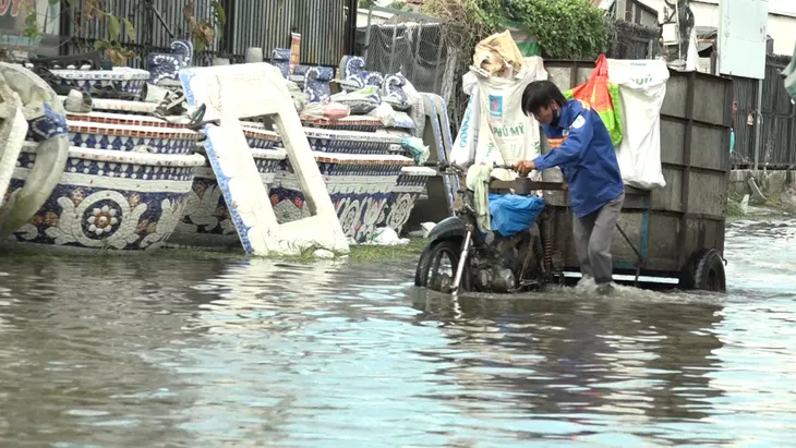 Trời không mưa, đường ở Thủ Đức vẫn ngập cả mét - Ảnh 2. Trời không mưa, đường ở Thủ Đức vẫn ngập cả mét - Ảnh 2.