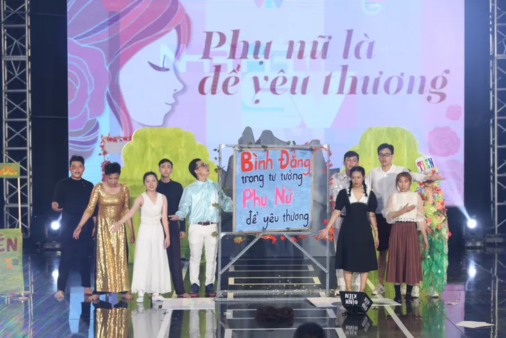 Mang xe ôm lên sân khấu SV 2020, Đại học Kinh tế TP HCM khiến BGK bất ngờ, thích thú - Ảnh 5. Mang xe ôm lên sân khấu SV 2020, Đại học Kinh tế TP HCM khiến BGK bất ngờ, thích thú - Ảnh 5.
