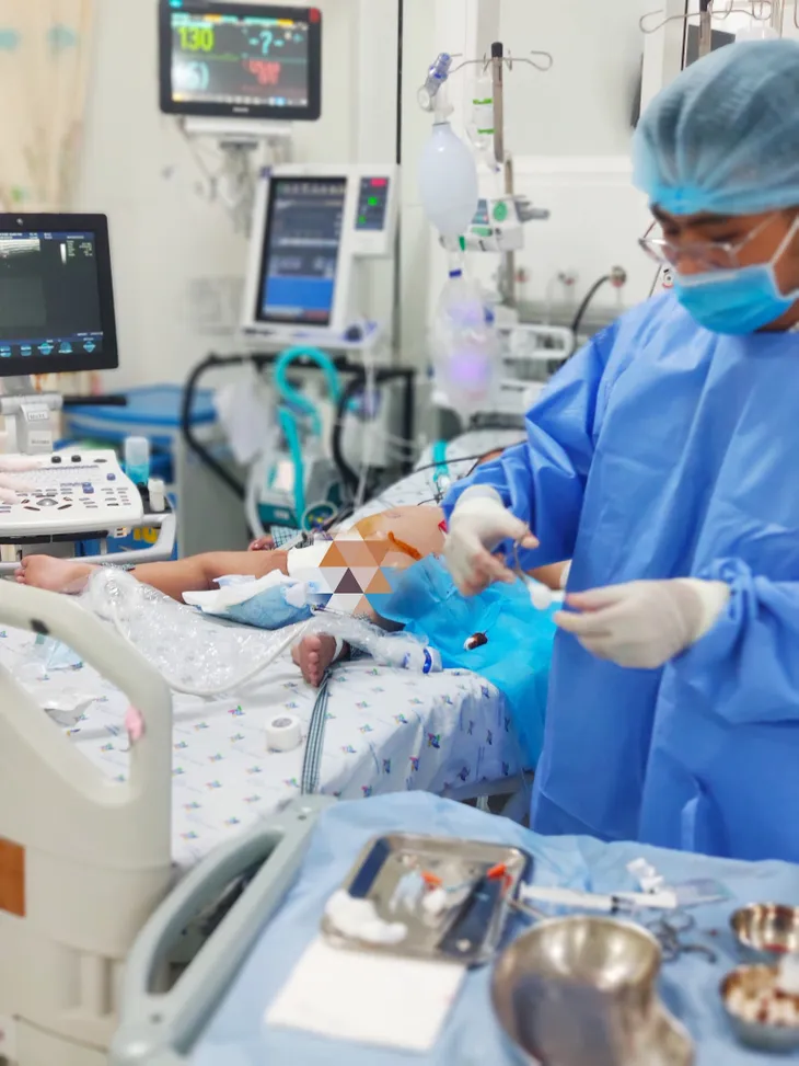 Cứu sống bé gái 5 tuổi sốc sốt xuất huyết cận kề cửa tử - Ảnh 1. Cứu sống bé gái 5 tuổi sốc sốt xuất huyết cận kề cửa tử - Ảnh 1.