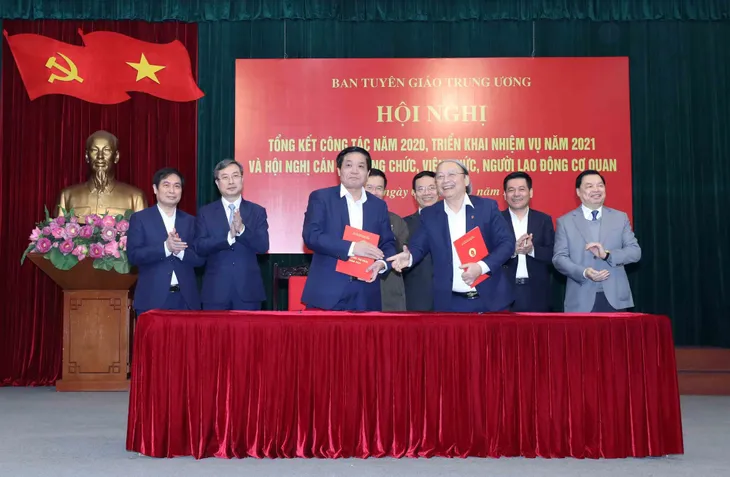 Nghị quyết Đại hội XIII phải đi vào cuộc sống nhanh hơn - Ảnh 2. Nghị quyết Đại hội XIII phải đi vào cuộc sống nhanh hơn - Ảnh 2.