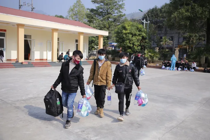 Bắt giữ 31 người vượt biên trái phép, thực hiện cách ly phòng, chống dịch COVID-19 - Ảnh 2. Bắt giữ 31 người vượt biên trái phép, thực hiện cách ly phòng, chống dịch COVID-19 - Ảnh 2.
