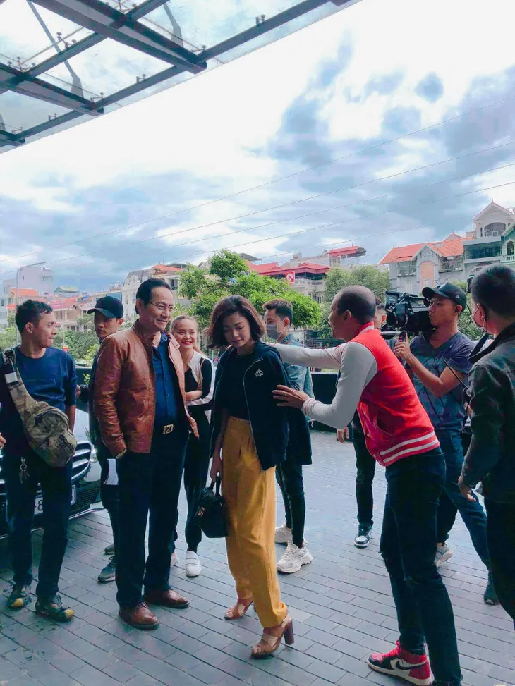Hậu trường cực xinh của diễn viên Kiều Anh trong phim Hồ sơ cá sấu - Ảnh 4. Hậu trường cực xinh của diễn viên Kiều Anh trong phim Hồ sơ cá sấu - Ảnh 4.