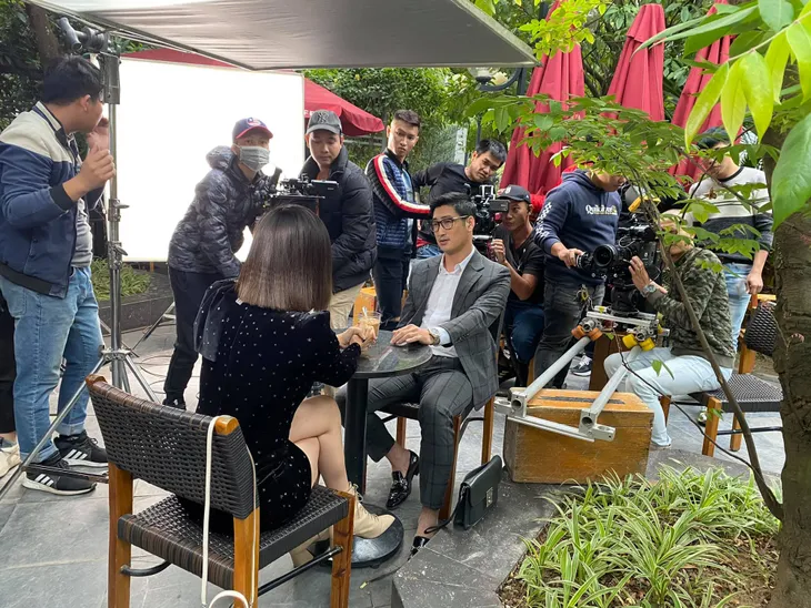 Hậu trường cực xinh của diễn viên Kiều Anh trong phim Hồ sơ cá sấu - Ảnh 10. Hậu trường cực xinh của diễn viên Kiều Anh trong phim Hồ sơ cá sấu - Ảnh 10.