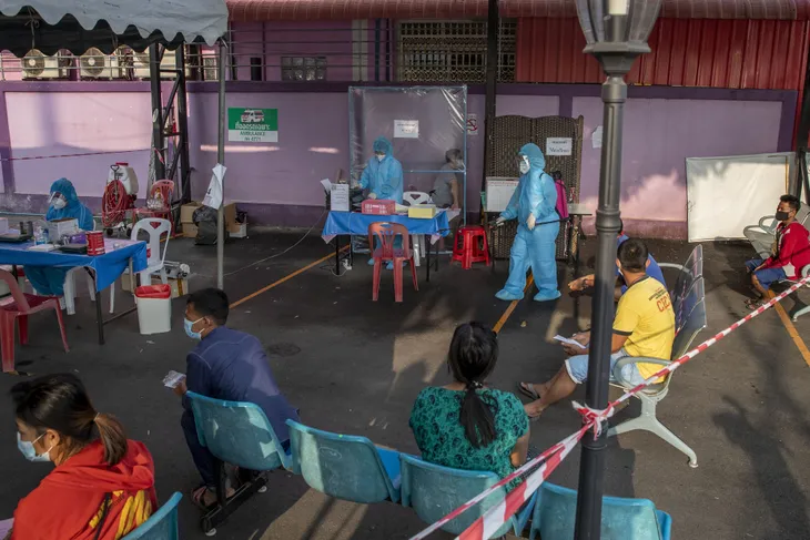 Bùng phát làn sóng COVID-19 thứ hai, Thái Lan áp đặt một loạt biện pháp nghiêm ngặt chưa từng có - Ảnh 2. Bùng phát làn sóng COVID-19 thứ hai, Thái Lan áp đặt một loạt biện pháp nghiêm ngặt chưa từng có - Ảnh 2.
