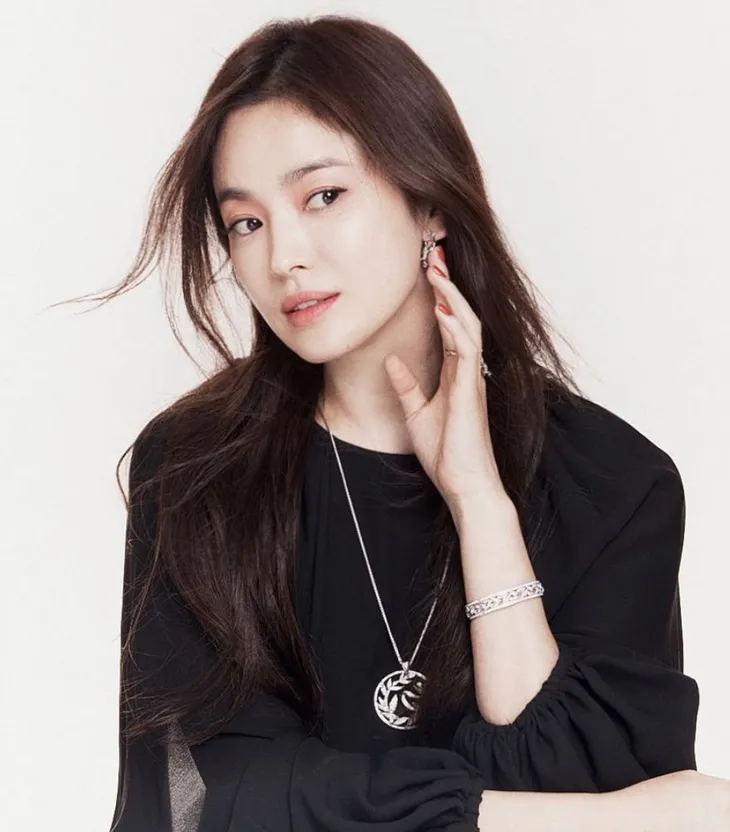 Song Hye Kyo sẽ đóng cặp với nam diễn viên nào trong phim mới? - Ảnh 1. Song Hye Kyo sẽ đóng cặp với nam diễn viên nào trong phim mới? - Ảnh 1.