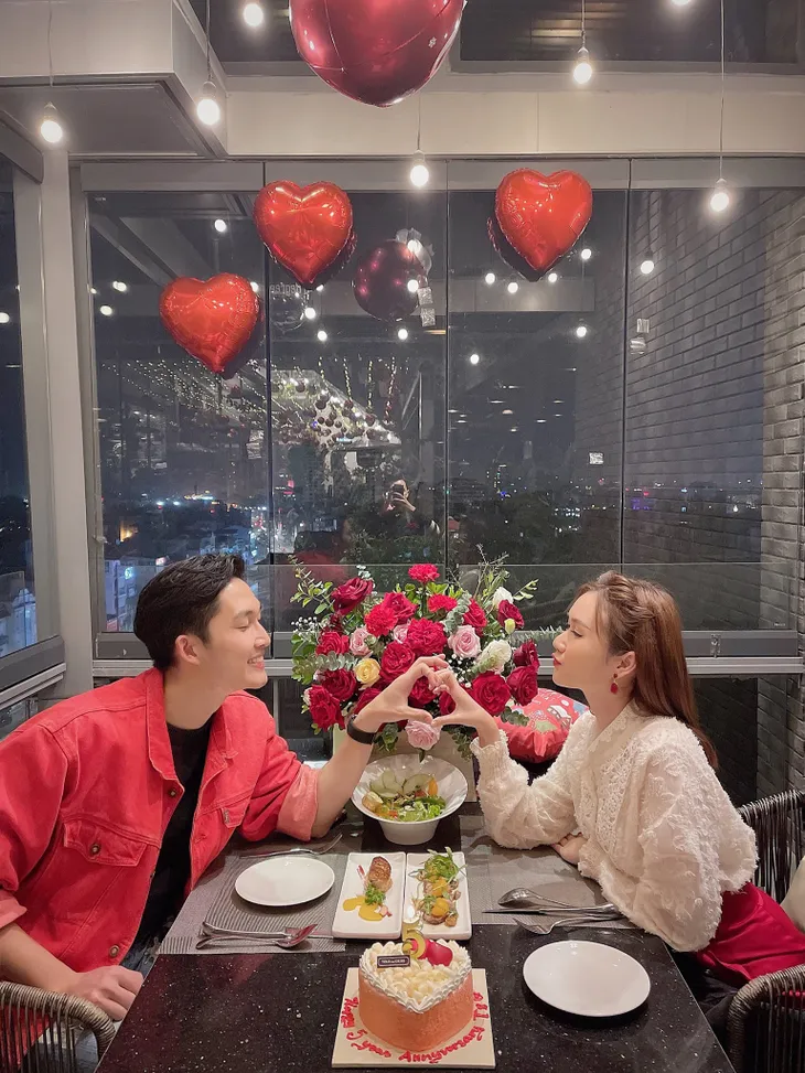 Diễn viên Đình Tú kỷ niệm 5 năm tình yêu với bạn gái hơn tuổi - Ảnh 1. Diễn viên Đình Tú kỷ niệm 5 năm tình yêu với bạn gái hơn tuổi - Ảnh 1.