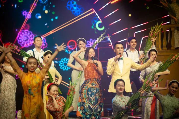 Đón Tết cùng VTV 2021: Văn Mai Hương và Hồ Trung Dũng song ca Tết đón xuân về - Ảnh 8. Đón Tết cùng VTV 2021: Văn Mai Hương và Hồ Trung Dũng song ca Tết đón xuân về - Ảnh 8.
