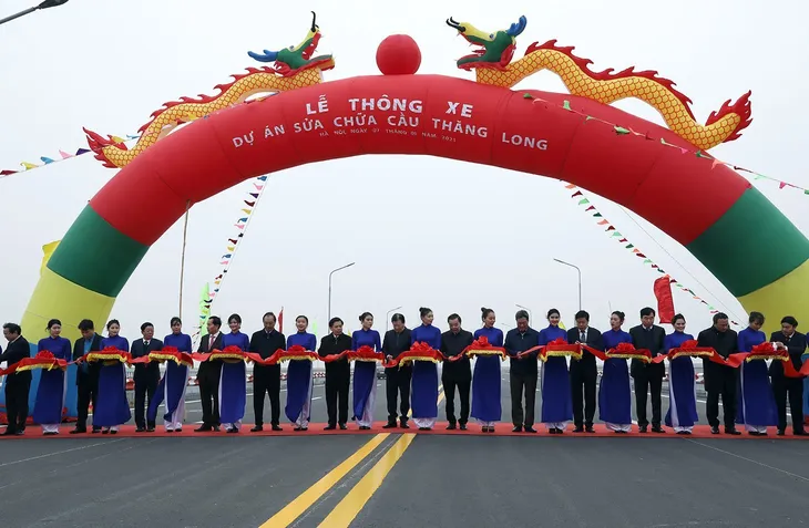 Chính thức thông xe cầu Thăng Long sau 5 tháng sửa chữa - Ảnh 1. Chính thức thông xe cầu Thăng Long sau 5 tháng sửa chữa - Ảnh 1.