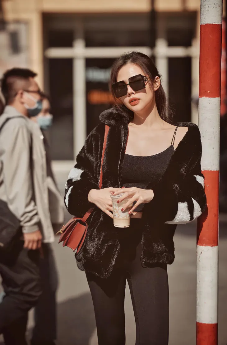 Phanh Lee tung bộ ảnh hờ hững giữa phố Đông Hà Nội - Ảnh 4. Phanh Lee tung bộ ảnh hờ hững giữa phố Đông Hà Nội - Ảnh 4.