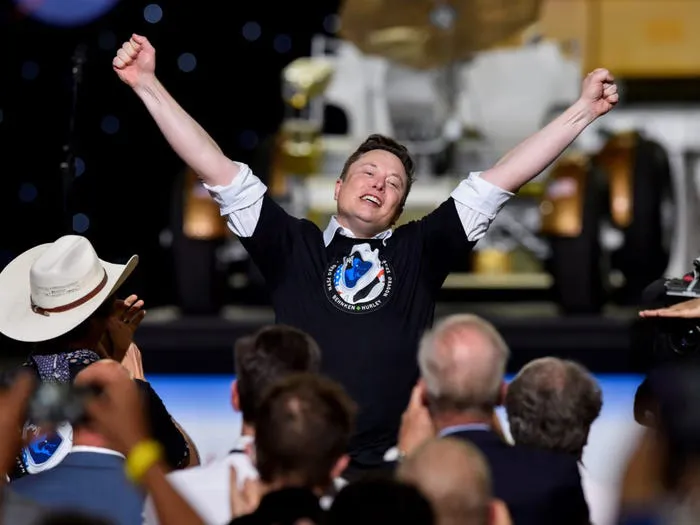 Elon Musk: Từ một đứa trẻ bị bắt nạt, nguồn cảm hứng cho Iron man, đến người giàu nhất hành tinh - Ảnh 32. Elon Musk: Từ một đứa trẻ bị bắt nạt, nguồn cảm hứng cho Iron man, đến người giàu nhất hành tinh - Ảnh 32.