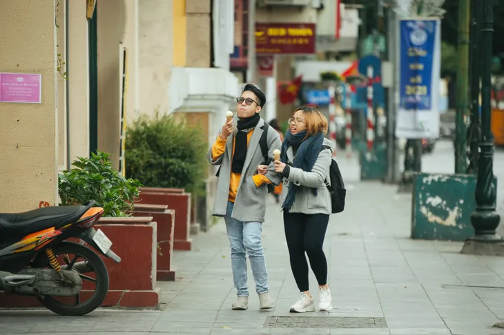Muôn kiểu chống rét của người Hà Nội trong đợt rét đậm nhất đầu mùa - Ảnh 10. Muôn kiểu chống rét của người Hà Nội trong đợt rét đậm nhất đầu mùa - Ảnh 10.