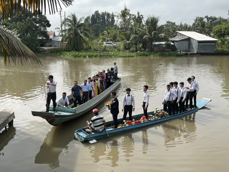 Đám cưới Á hậu Thúy An: Chú rể đi xuồng, cô dâu đeo vàng trĩu cổ - Ảnh 3. Đám cưới Á hậu Thúy An: Chú rể đi xuồng, cô dâu đeo vàng trĩu cổ - Ảnh 3.
