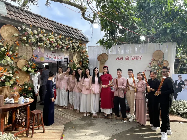 Đám cưới Á hậu Thúy An: Chú rể đi xuồng, cô dâu đeo vàng trĩu cổ - Ảnh 2. Đám cưới Á hậu Thúy An: Chú rể đi xuồng, cô dâu đeo vàng trĩu cổ - Ảnh 2.