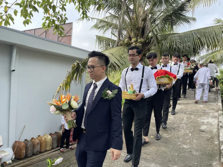 Đám cưới Á hậu Thúy An: Chú rể đi xuồng, cô dâu đeo vàng trĩu cổ - Ảnh 4. Đám cưới Á hậu Thúy An: Chú rể đi xuồng, cô dâu đeo vàng trĩu cổ - Ảnh 4.