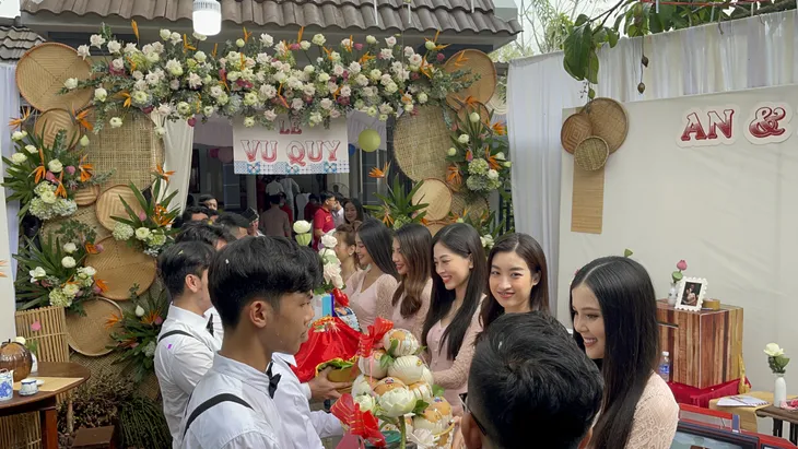 Đám cưới Á hậu Thúy An: Chú rể đi xuồng, cô dâu đeo vàng trĩu cổ - Ảnh 1. Đám cưới Á hậu Thúy An: Chú rể đi xuồng, cô dâu đeo vàng trĩu cổ - Ảnh 1.