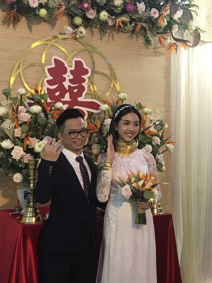 Đám cưới Á hậu Thúy An: Chú rể đi xuồng, cô dâu đeo vàng trĩu cổ - Ảnh 5. Đám cưới Á hậu Thúy An: Chú rể đi xuồng, cô dâu đeo vàng trĩu cổ - Ảnh 5.