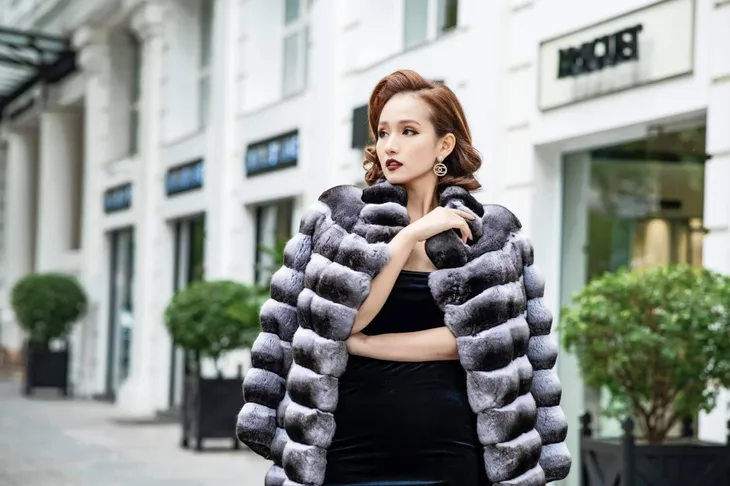 Diễn viên lên đồ ngày rét buốt: Lã Thanh Huyền quấn chăn ra đường, Bảo Hân hóa gấu bự, Hồng Diễm sang chảnh - Ảnh 4. Diễn viên lên đồ ngày rét buốt: Lã Thanh Huyền quấn chăn ra đường, Bảo Hân hóa gấu bự, Hồng Diễm sang chảnh - Ảnh 4.