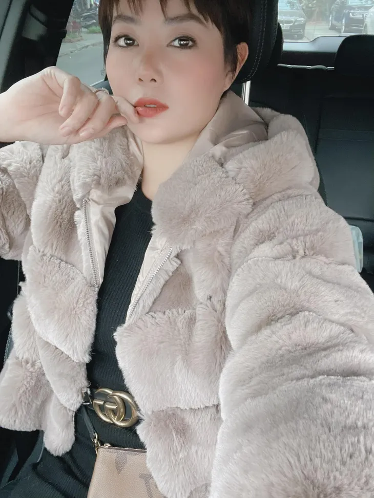 Diễn viên lên đồ ngày rét buốt: Lã Thanh Huyền quấn chăn ra đường, Bảo Hân hóa gấu bự, Hồng Diễm sang chảnh - Ảnh 8. Diễn viên lên đồ ngày rét buốt: Lã Thanh Huyền quấn chăn ra đường, Bảo Hân hóa gấu bự, Hồng Diễm sang chảnh - Ảnh 8.