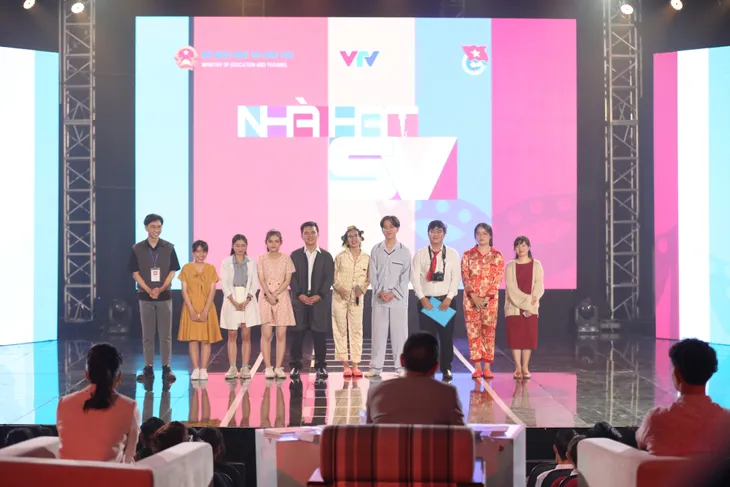 Sinh viên KHXH&NV dí dỏm đưa thông điệp Tiệc trăng máu vào SV 2020 - Ảnh 3. Sinh viên KHXH&NV dí dỏm đưa thông điệp Tiệc trăng máu vào SV 2020 - Ảnh 3.