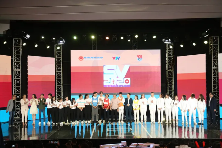 Sinh viên KHXH&NV dí dỏm đưa thông điệp Tiệc trăng máu vào SV 2020 - Ảnh 16. Sinh viên KHXH&NV dí dỏm đưa thông điệp Tiệc trăng máu vào SV 2020 - Ảnh 16.