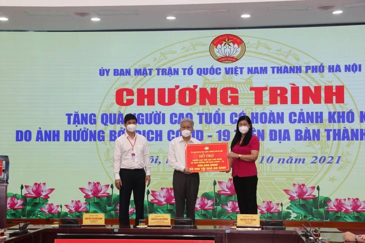 Trao 600 suất quà cho người cao tuổi khó khăn do COVID-19 trên địa bàn Hà Nội - Ảnh 1. Trao 600 suất quà cho người cao tuổi khó khăn do COVID-19 trên địa bàn Hà Nội - Ảnh 1.