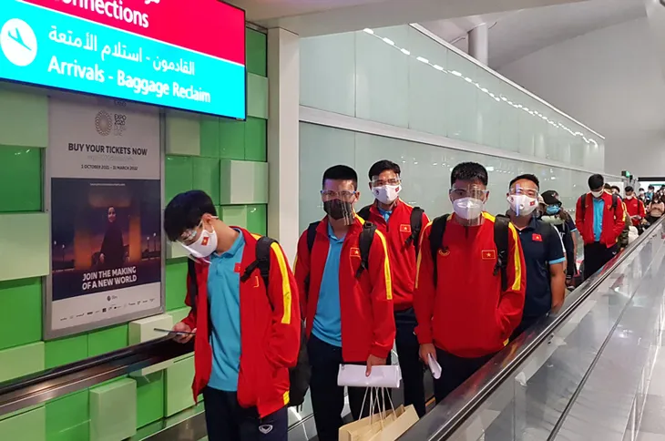 Đại sứ đặc mệnh toàn quyền Việt Nam tại UAE tặng hoa chào mừng và chúc ĐT Việt Nam chiến thắng - Ảnh 1. Đại sứ đặc mệnh toàn quyền Việt Nam tại UAE tặng hoa chào mừng và chúc ĐT Việt Nam chiến thắng - Ảnh 1.